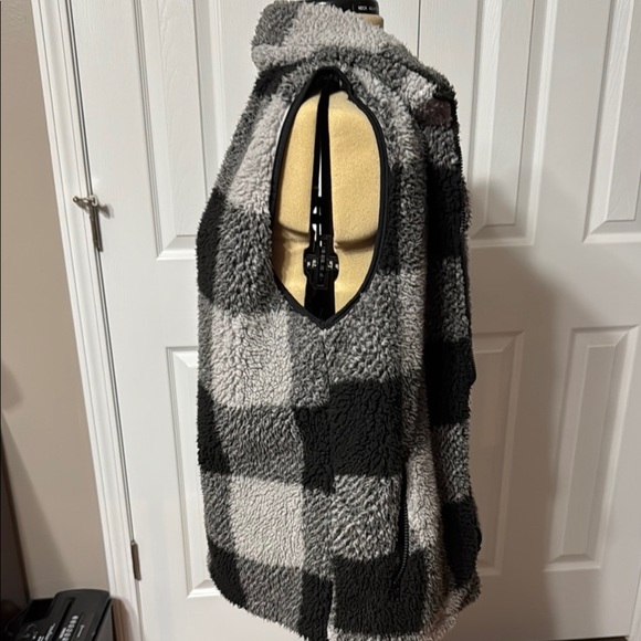 Cozy Plaid Sherpa Vest - Picture 3 of 6